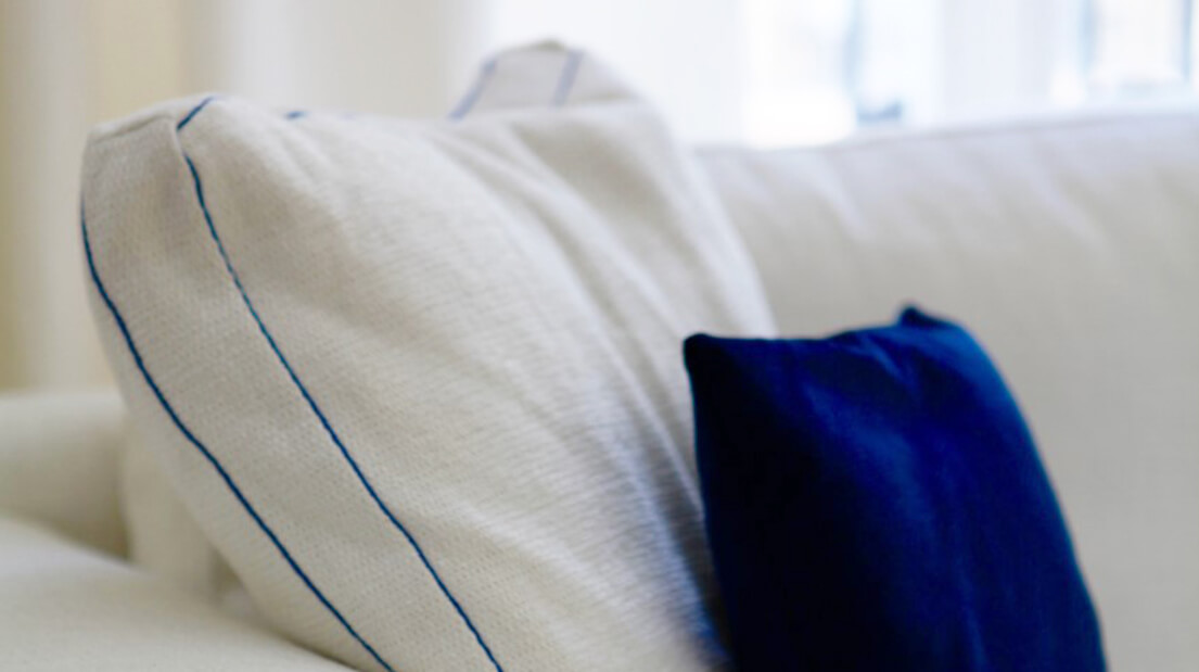 Sélection de tissu de canapé blanc avec coussins blanc et bleu - Réalisation K Touch, appartements particuliers