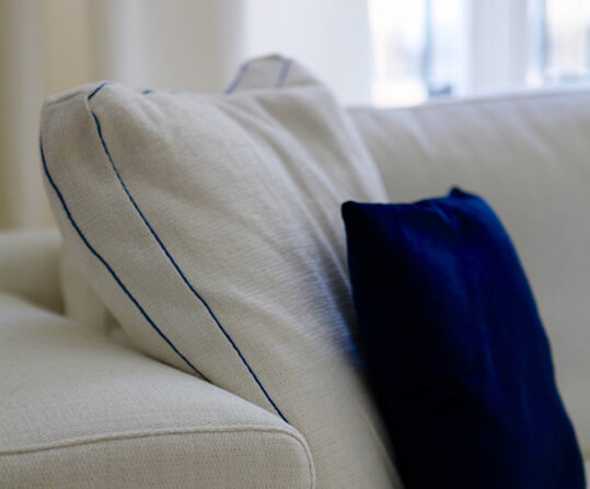 Sélection de tissu de canapé blanc avec coussins blanc et bleu